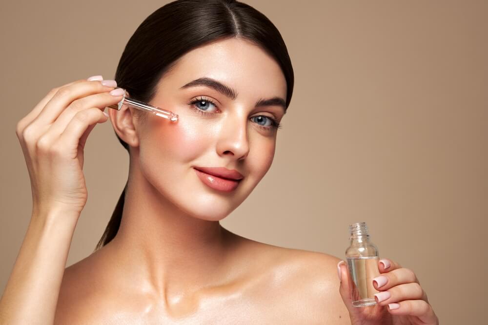 woman skin serum