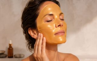 Woman with Lavelier Luminous MAsque on face